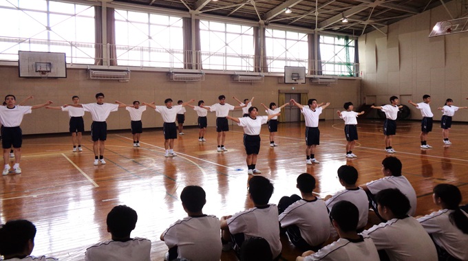 ２４人そろって一糸乱れぬラジオ体操です。
