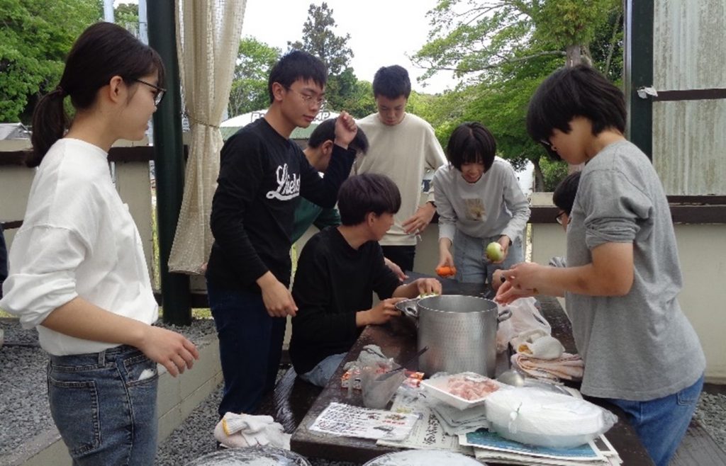 クラスでカレーの材料を確認しています