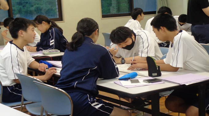 学年Tシャツのデザインをグループごとに相談している